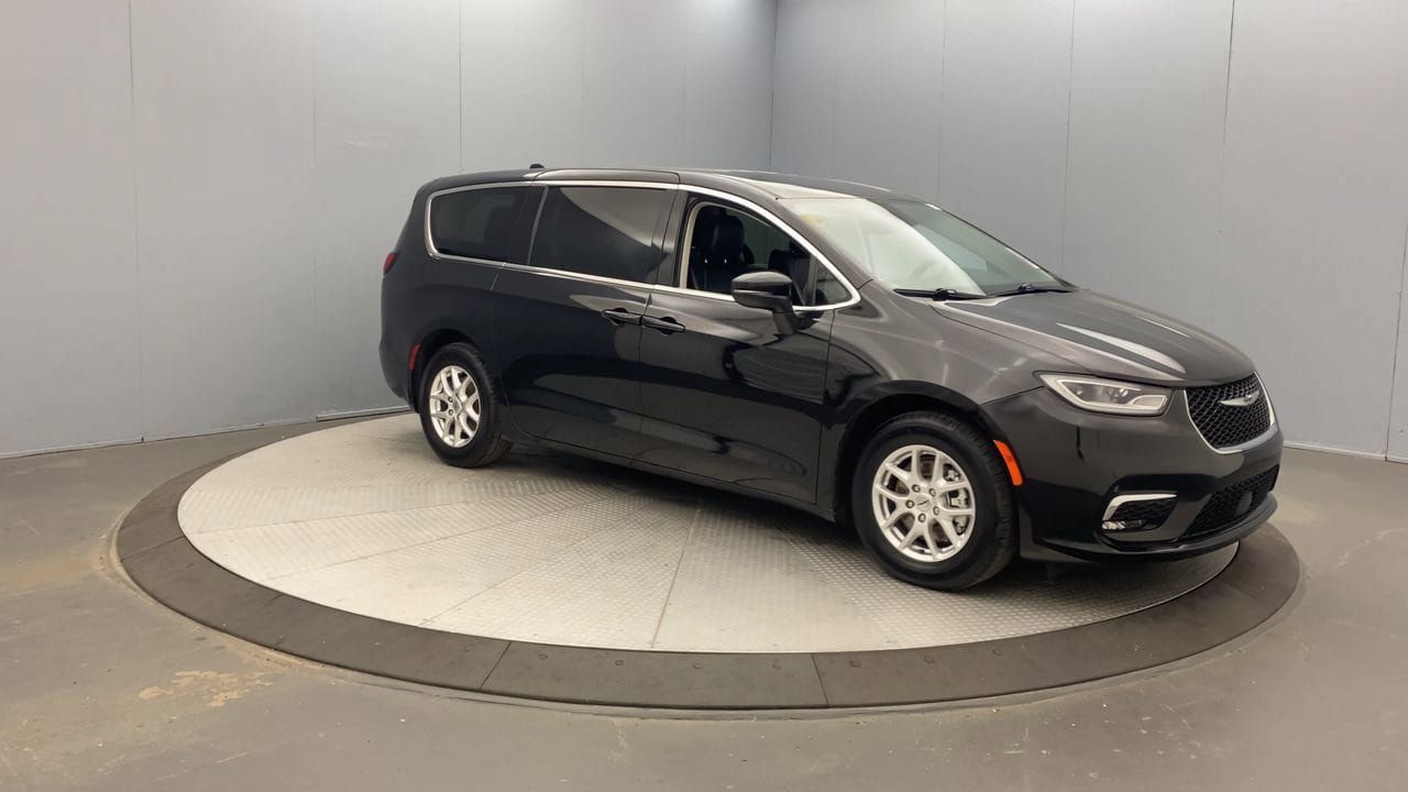 Used 2023 Chrysler Pacifica Touring-L FWD image 7