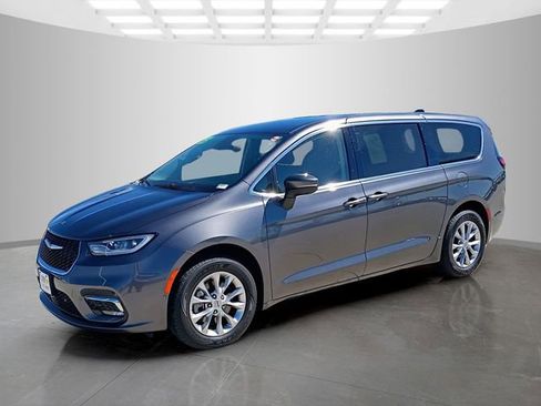 Used 2023 Chrysler Pacifica Touring-L image 5