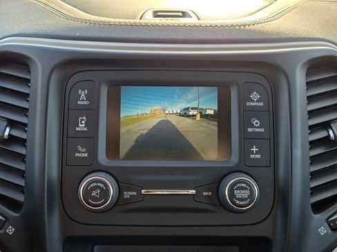 Used 2018 Jeep Cherokee Latitude w/ Altitude Package image 22