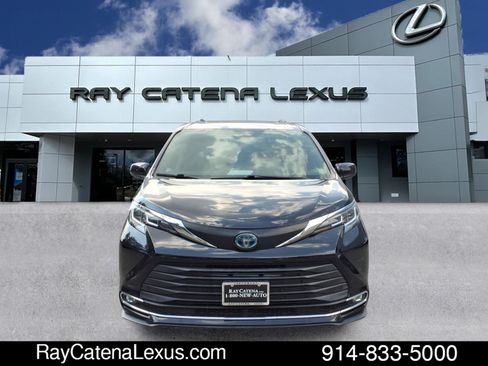 Used 2021 Toyota Sienna XLE w/ XLE Plus Package AWD/4WD image 2