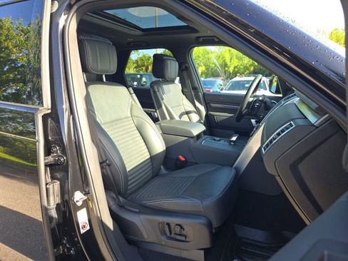 Used 2025 Land Rover Discovery Metropolitan Edition image 14