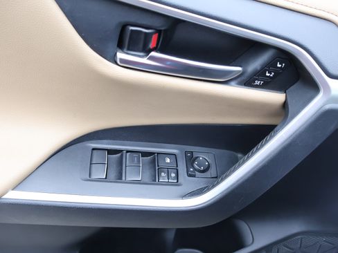 Used 2020 Toyota RAV4 Limited image 22