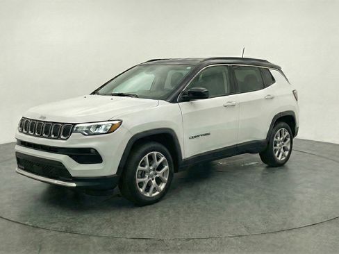 Used 2025 Jeep Compass Limited image 3