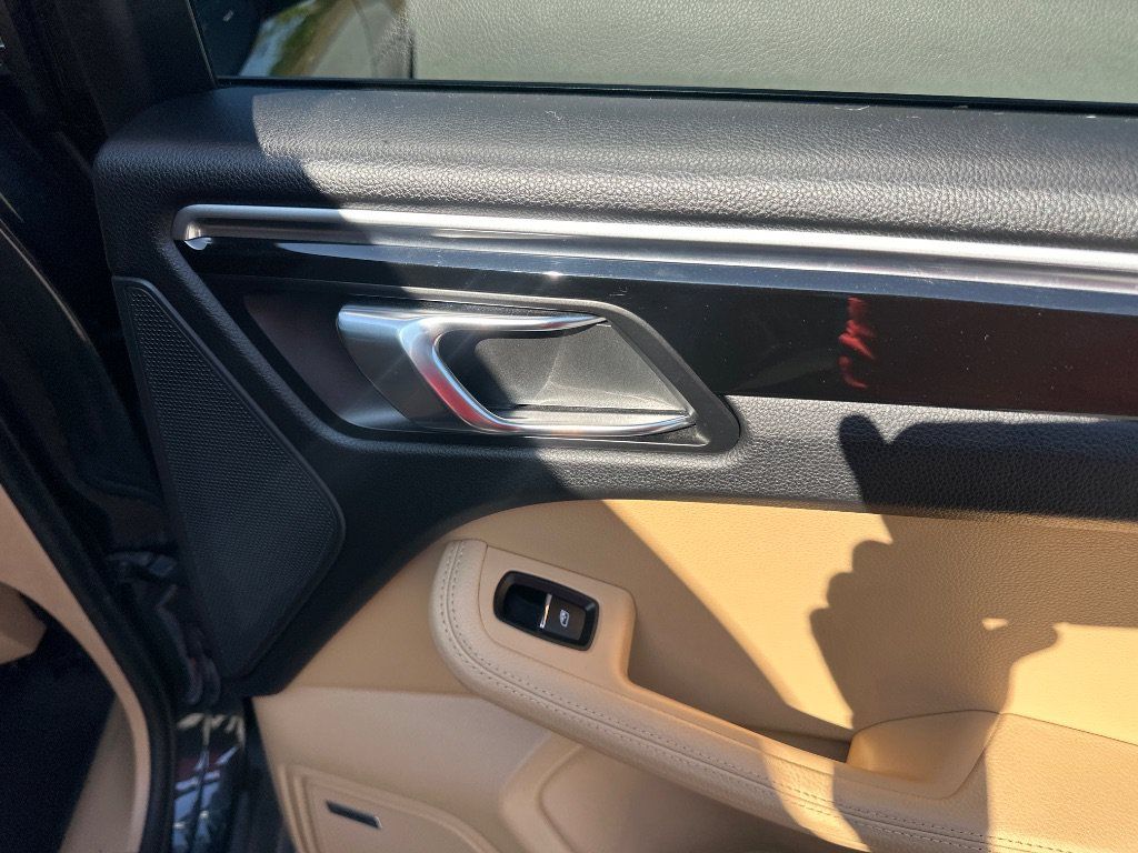 Used 2018 Porsche Macan AWD/4WD image 21