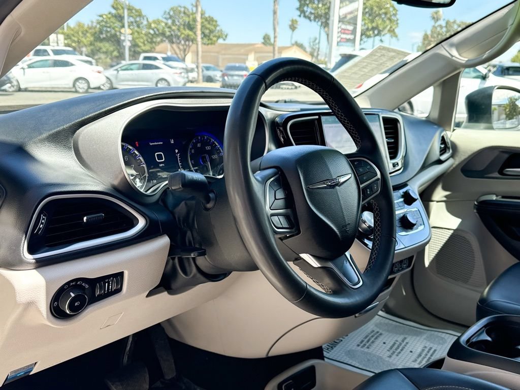 Used 2023 Chrysler Pacifica Touring-L FWD image 9