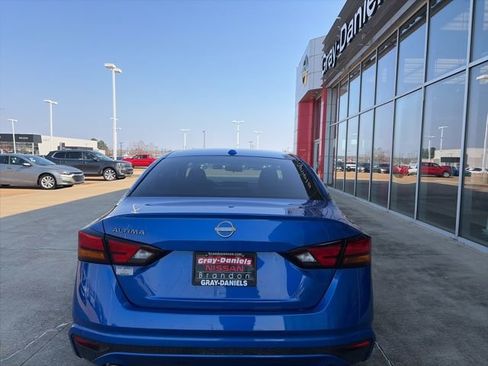 Certified 2025 Nissan Altima 2.5 SV w/ SV Premium Package image 3