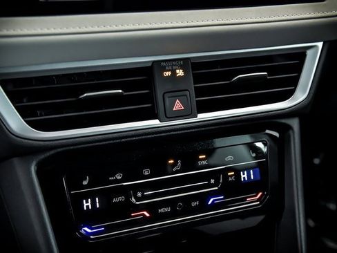 Certified 2025 Volkswagen Taos SE w/ Panoramic Sunroof Package image 15