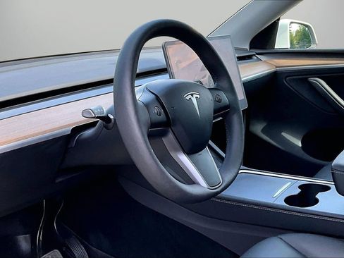 Used 2024 Tesla Model Y Long Range AWD/4WD image 19