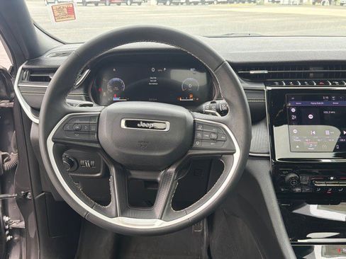 Used 2025 Jeep Grand Cherokee L Laredo image 30