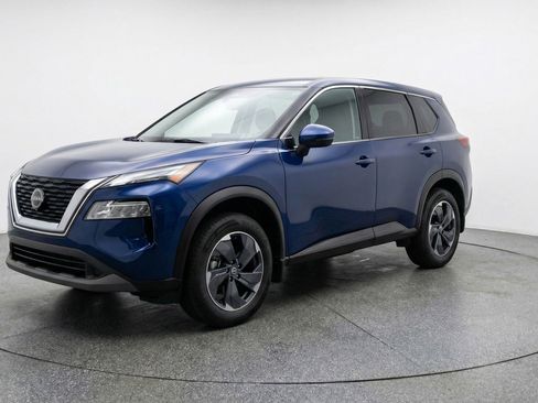 Used 2025 Nissan Rogue SV image 3