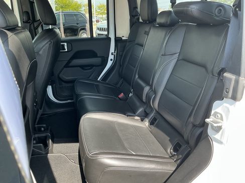 Certified 2022 Jeep Gladiator Overland w/ Popular Equipment Package AWD/4WD image 29