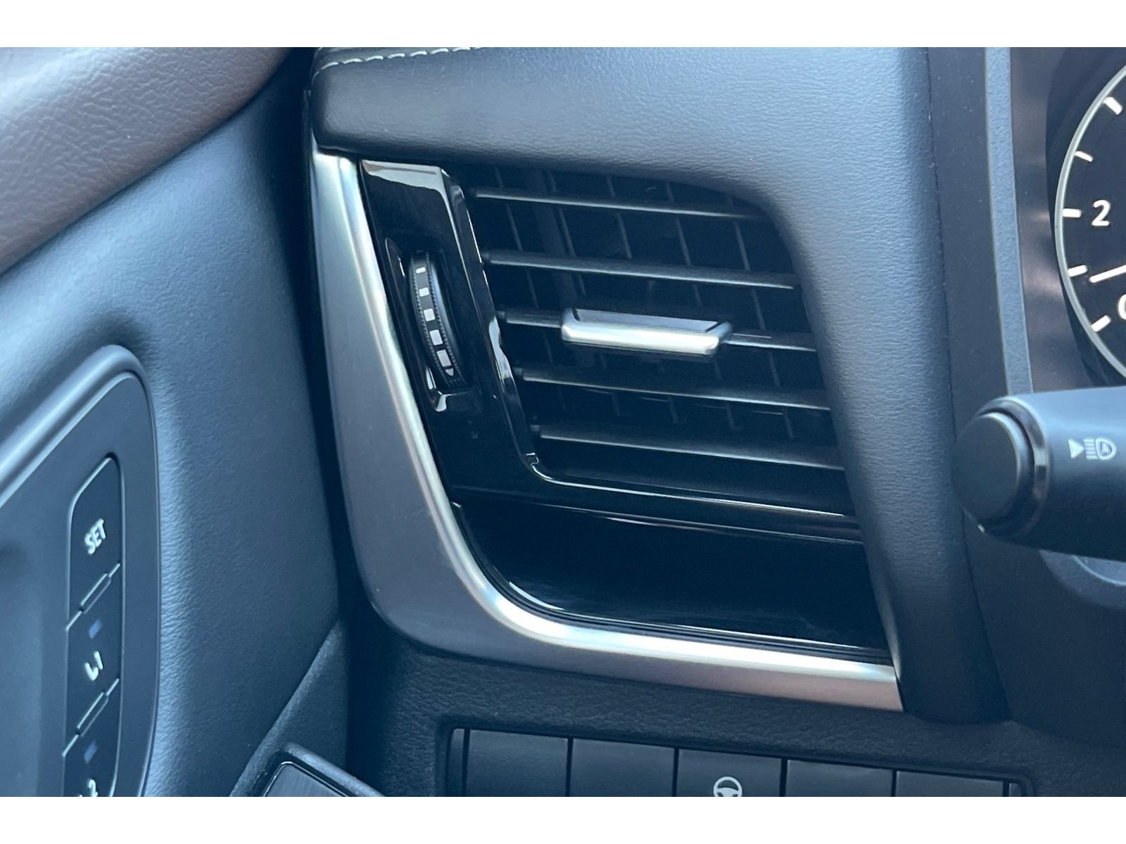 Used 2023 Nissan Rogue SL w/ SL Premium Package FWD image 29