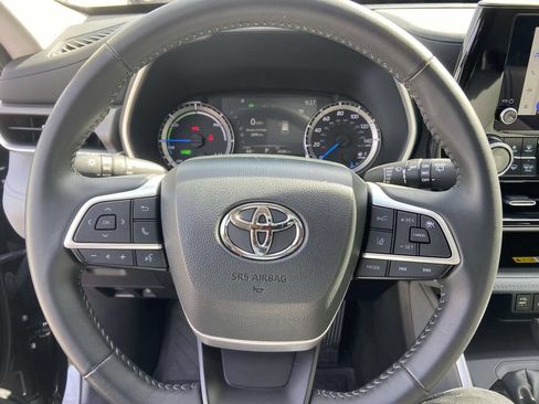 Used 2025 Toyota Highlander XLE AWD/4WD image 35