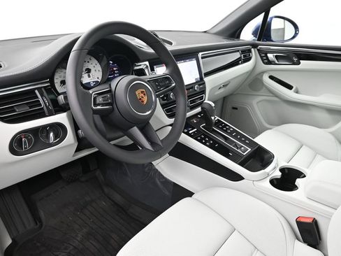 New 2026 Porsche Macan image 4