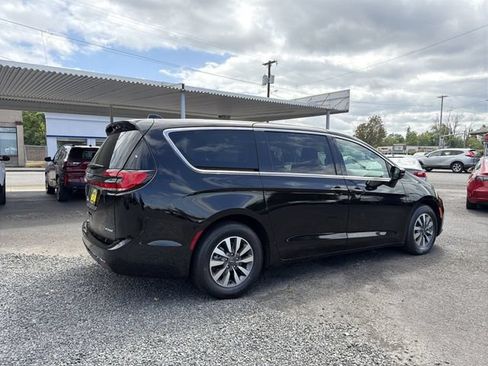 Used 2024 Chrysler Pacifica Limited FWD image 5