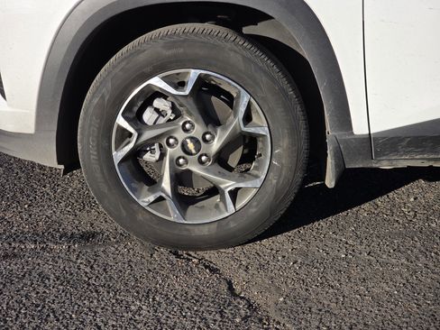 Used 2025 Chevrolet Trax LT w/ LT Convenience Package image 5