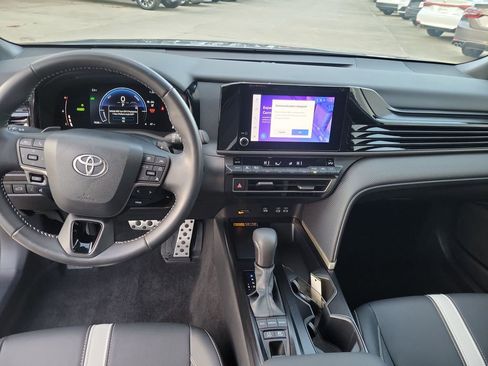 Used 2025 Toyota Camry SE image 17