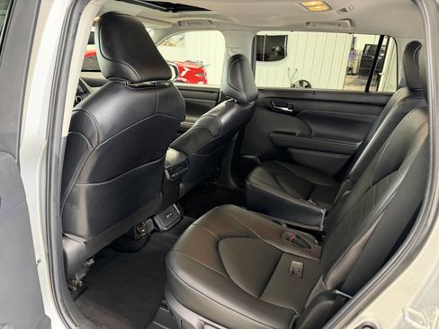 Used 2022 Toyota Highlander XLE AWD/4WD image 32