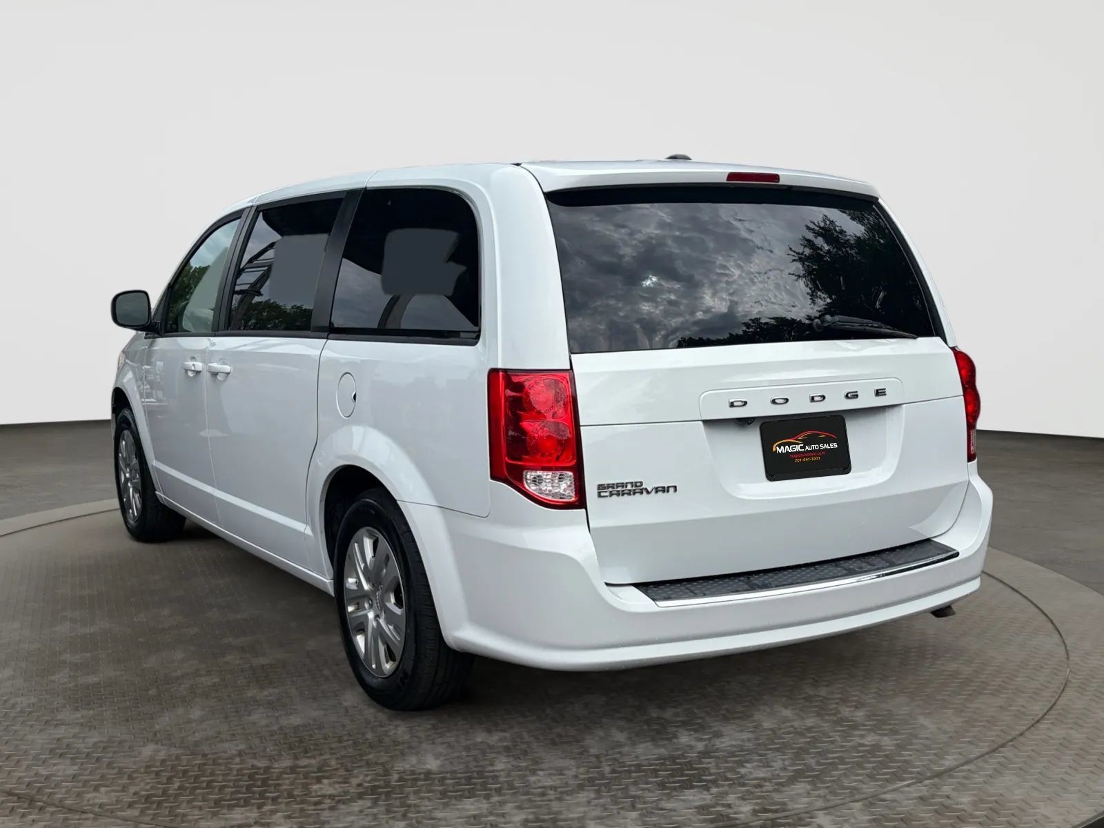Used 2018 Dodge Grand Caravan SE w/ UConnect Hands-Free Group FWD image 8
