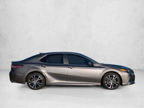 Used 2019 Toyota Camry SE image 4