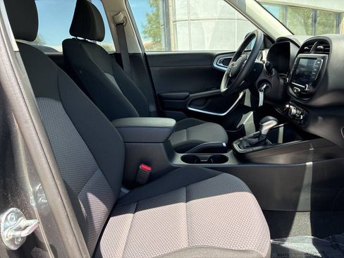 Used 2025 Kia Soul LX w/ LX Technology Package FWD image 13