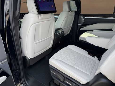 New 2026 Cadillac Escalade ESV Platinum Sport w/ LPO, ONYX Package AWD/4WD image 18