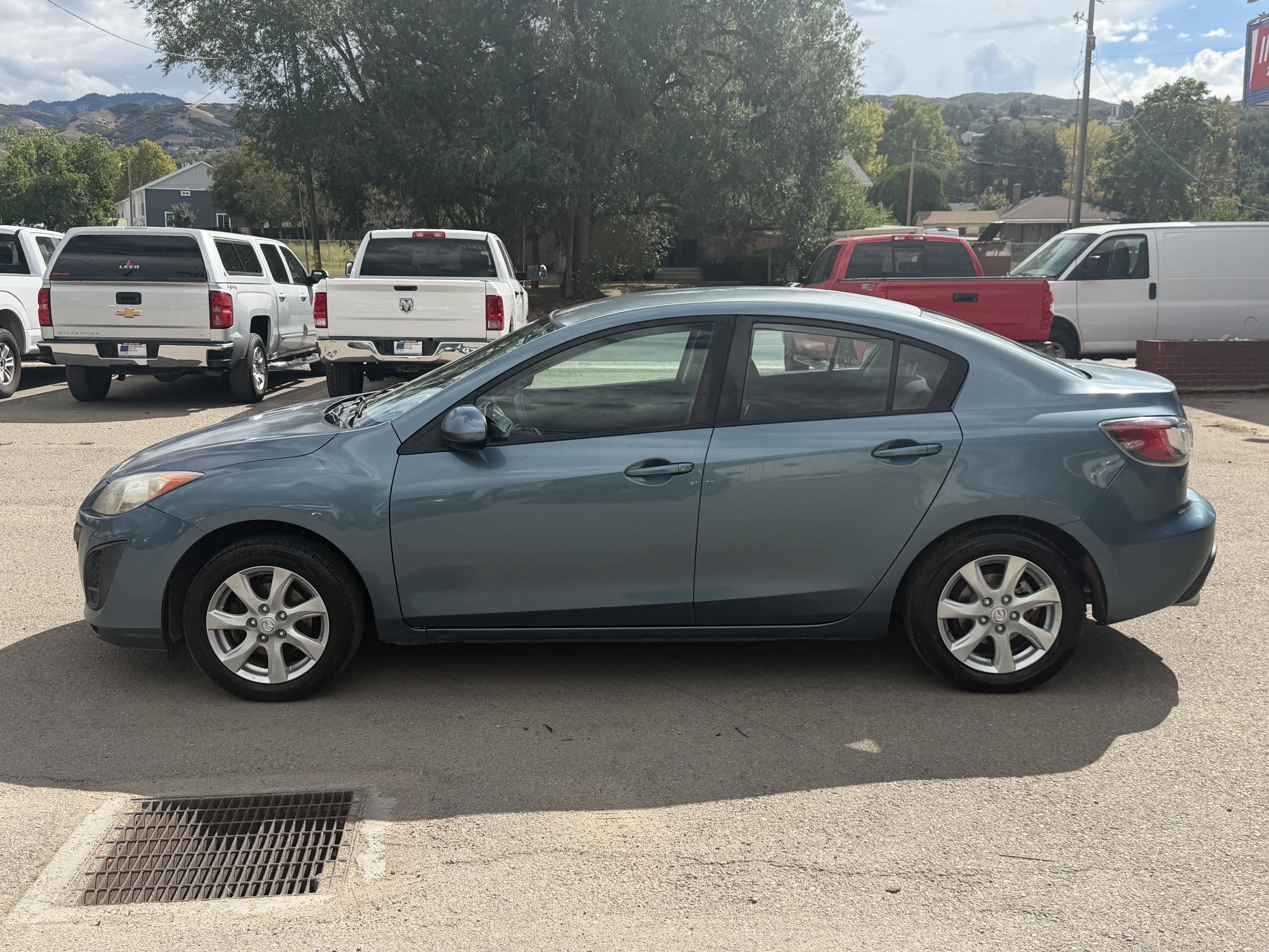 Used 2011 MAZDA MAZDA3 i Touring FWD image 3