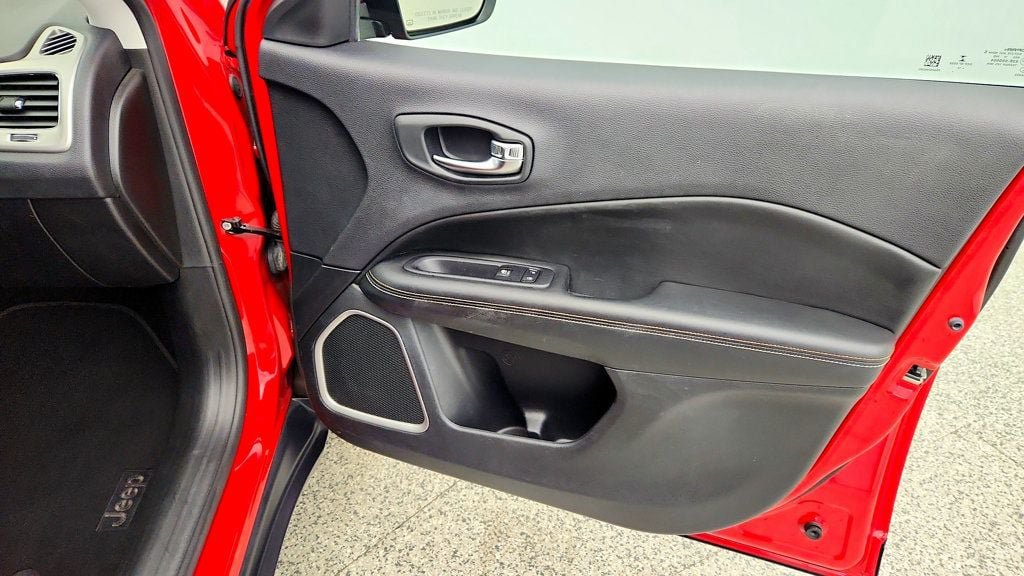 Used 2019 Jeep Compass Latitude FWD image 25