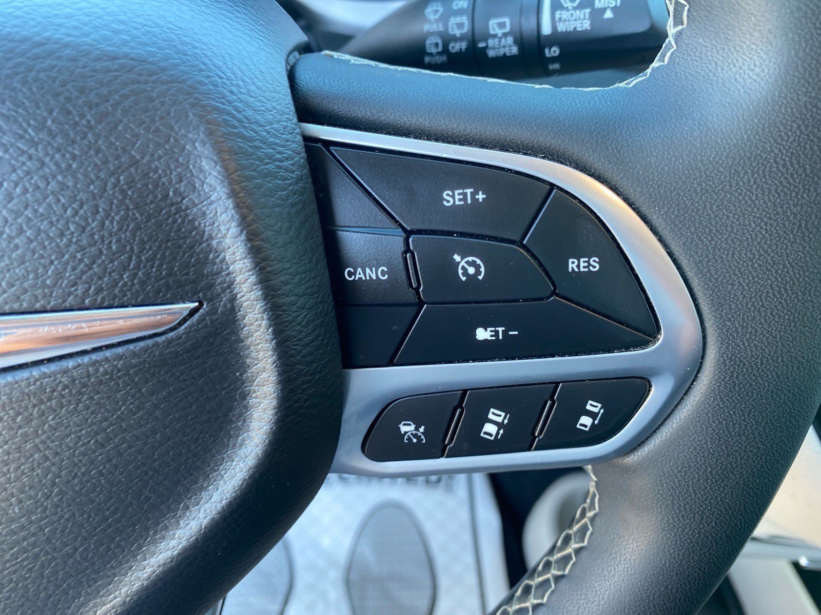 Used 2023 Chrysler Pacifica Touring-L FWD image 16