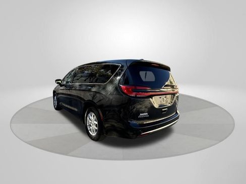 Used 2023 Chrysler Pacifica Touring-L image 5