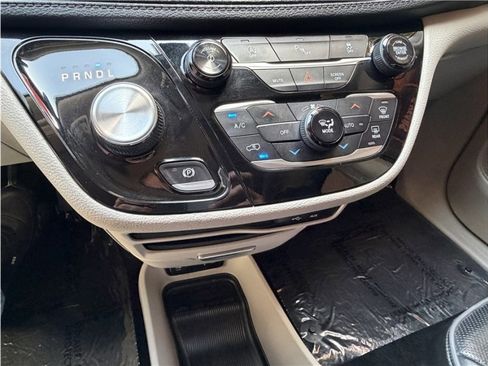 Used 2018 Chrysler Pacifica Limited FWD image 38