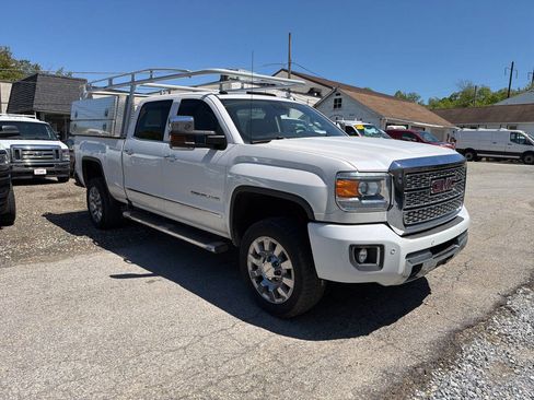 Used 2018 GMC Sierra 2500 Denali w/ Suspension Package, Off-Road AWD/4WD image 2
