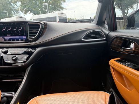 Certified 2023 Chrysler Pacifica Pinnacle FWD image 8