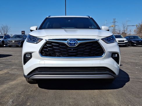 Used 2022 Toyota Highlander Platinum image 2