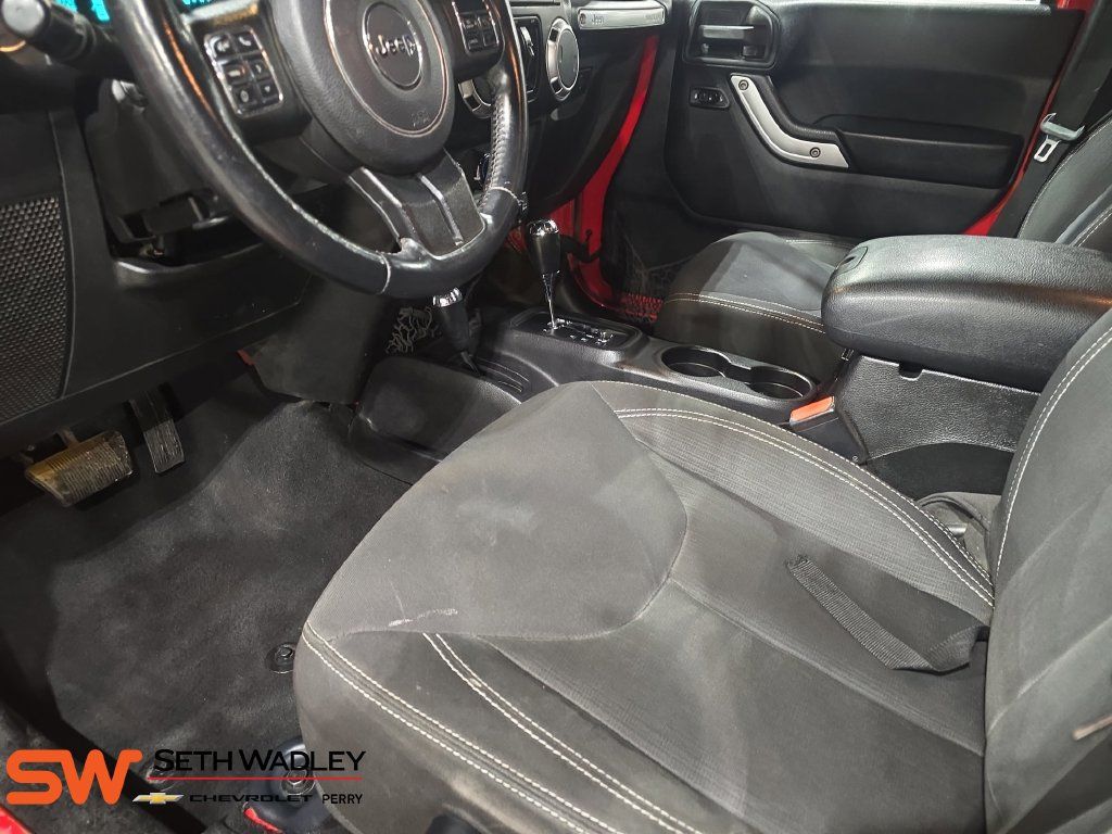Used 2015 Jeep Wrangler Unlimited Sahara w/ Connectivity Group AWD/4WD image 16