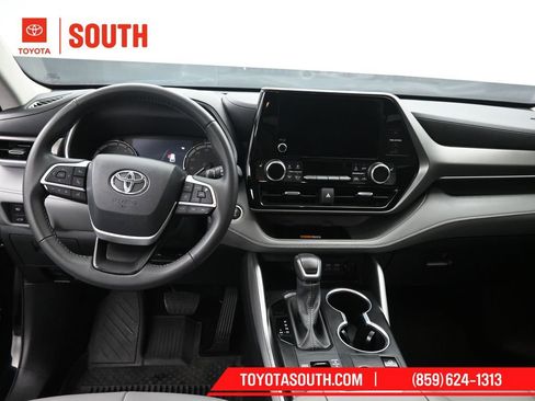 Used 2024 Toyota Highlander XLE image 11