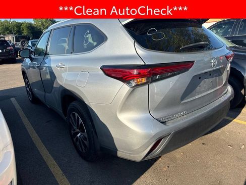 Used 2022 Toyota Highlander XLE AWD/4WD image 4