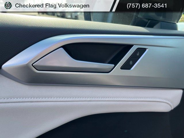 Used 2025 Volkswagen Taos SE FWD image 14