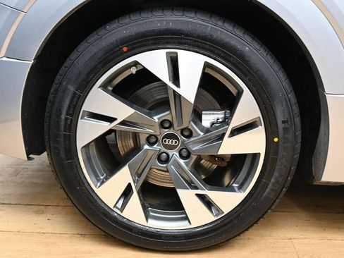 Used 2022 Audi e-tron Premium Plus w/ Premium Plus Package AWD/4WD image 14
