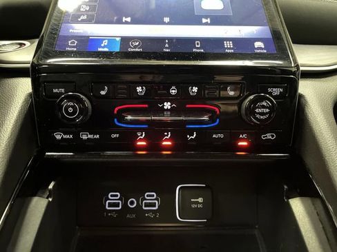 Used 2023 Jeep Grand Cherokee Limited w/ Luxury Tech Group II image 19