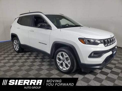 Used 2025 Jeep Compass Latitude AWD/4WD image 1