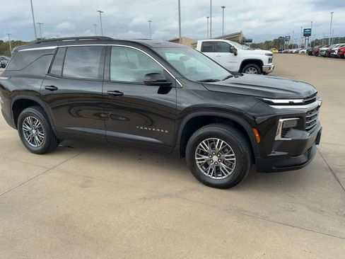 Used 2025 Chevrolet Traverse LT image 3