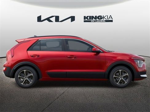 Used 2025 Kia Niro LX image 8