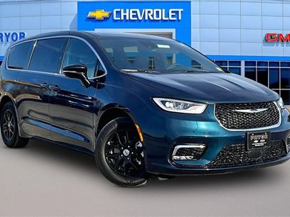 Used 2025 Chrysler Pacifica Select