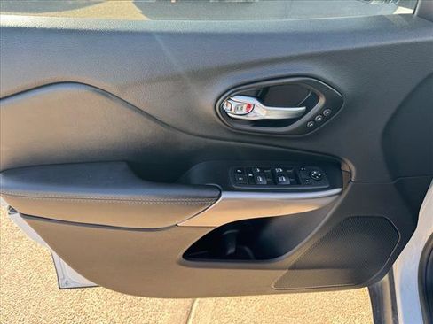 Used 2021 Jeep Cherokee Limited image 17