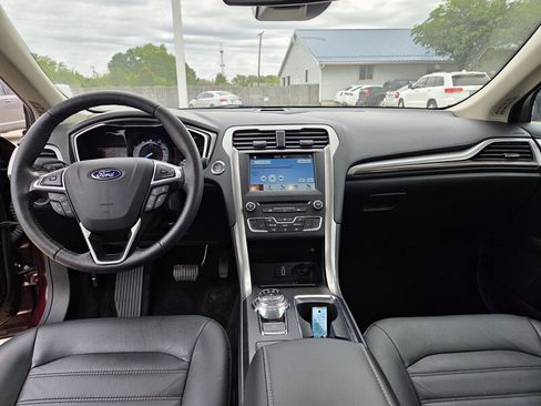 Used 2018 Ford Fusion SE w/ Fusion SE Technology Package FWD image 12