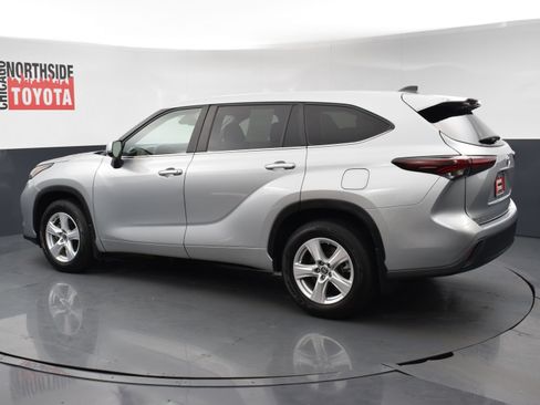 Used 2024 Toyota Highlander LE AWD/4WD image 2