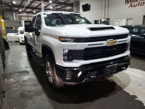 Used 2024 Chevrolet Silverado 2500 Custom w/ Custom Value Package image 4