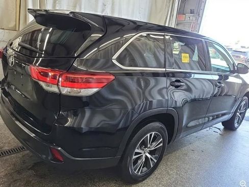 Used 2019 Toyota Highlander LE FWD image 3