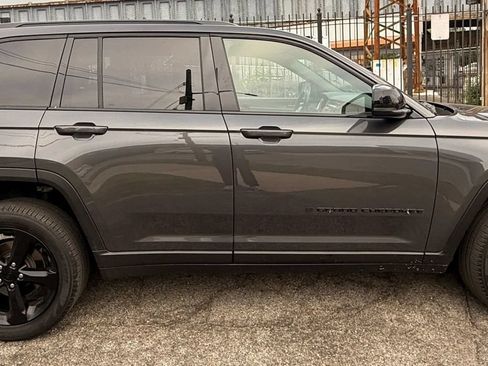 Used 2024 Jeep Grand Cherokee Limited w/ Black Appearance Package AWD/4WD image 4